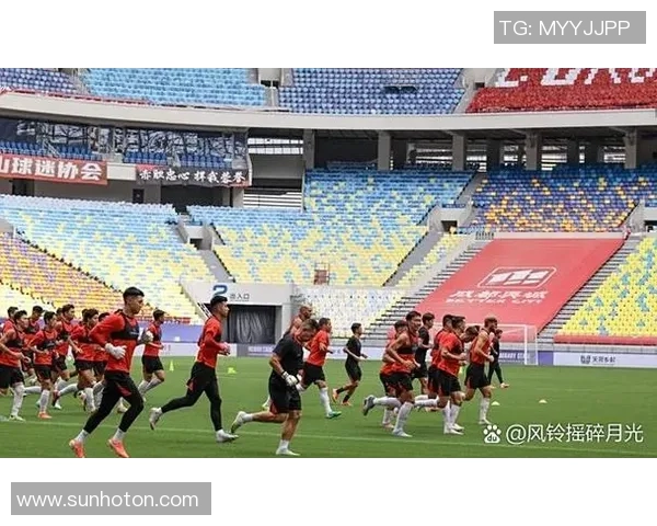 香港足球明星队莅临贵阳展现风采引发球迷热烈关注与期待